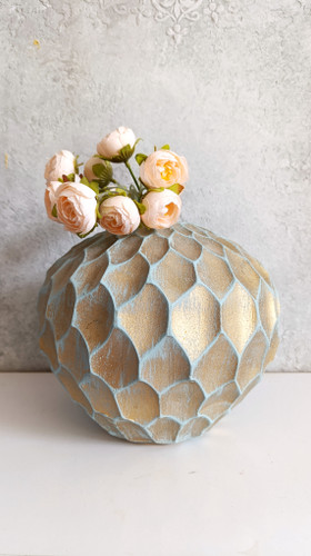 گلدان سفالی طرح پتینه رنگ طلایی